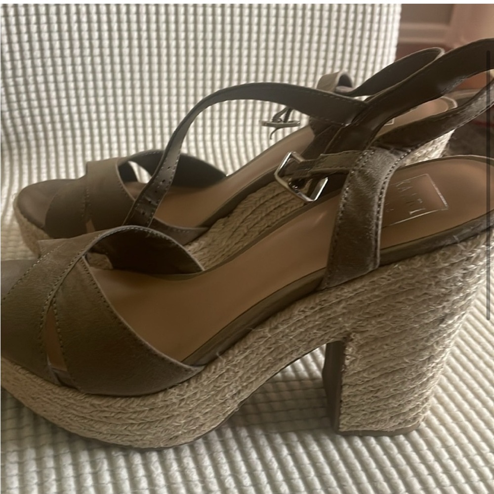 KAARI BLUE Taupe Suede Espadrille Platform Heels – Size 9